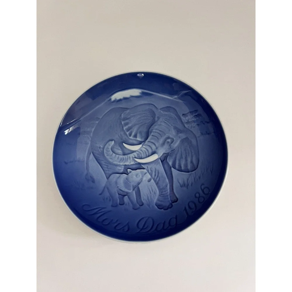 Mothers Day Collectible Plate With Mother & Baby Elephants Denmark 1986 Blue